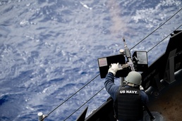 USS Lake Erie GUNEX with HMAS Arunta during RIMPAC 2020