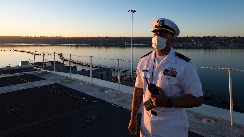 USS Carl Vinson (CVN 70) Sailors Man the Rails