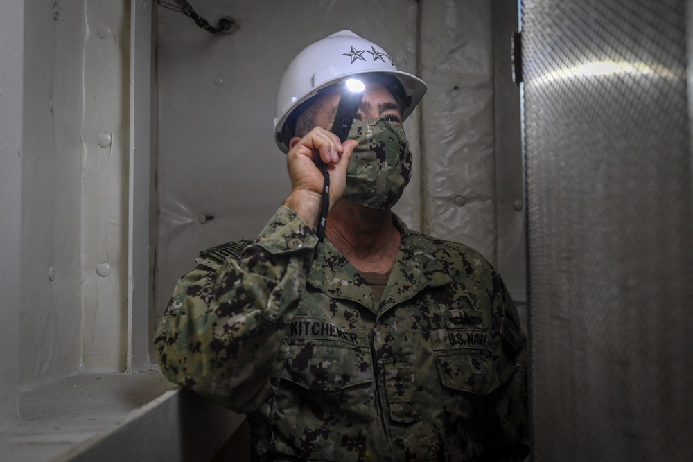 VADM Kitchener visits USS Rushmore