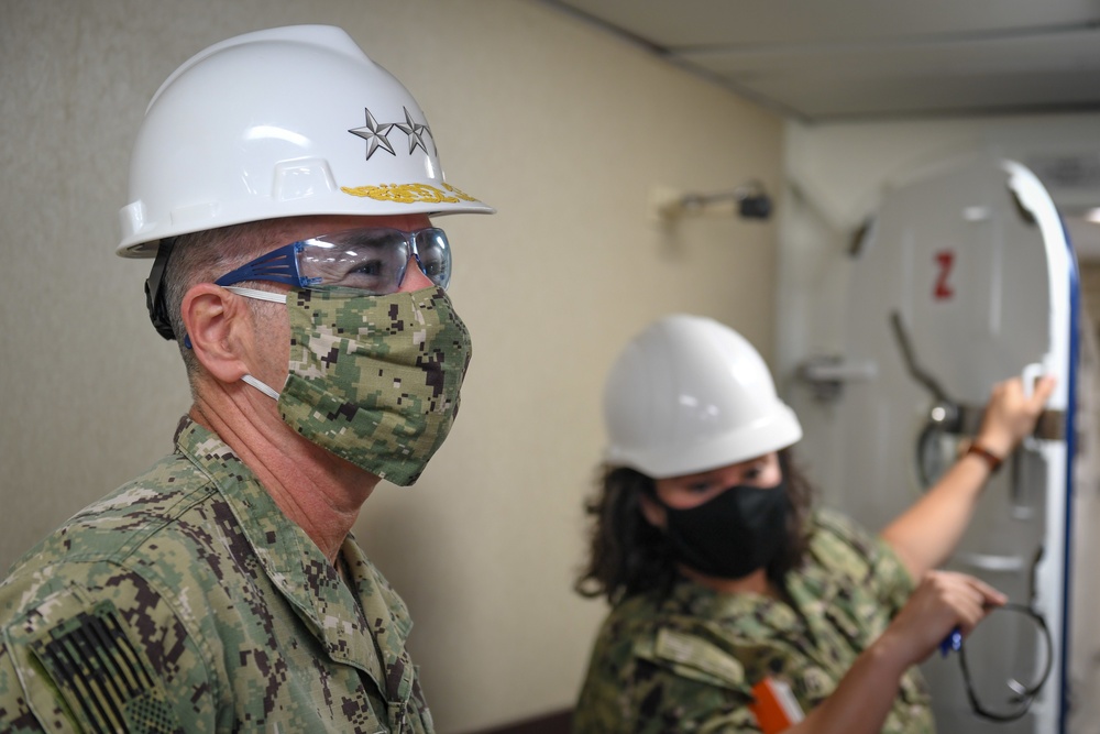 VADM Kitchener visits USS Rushmore