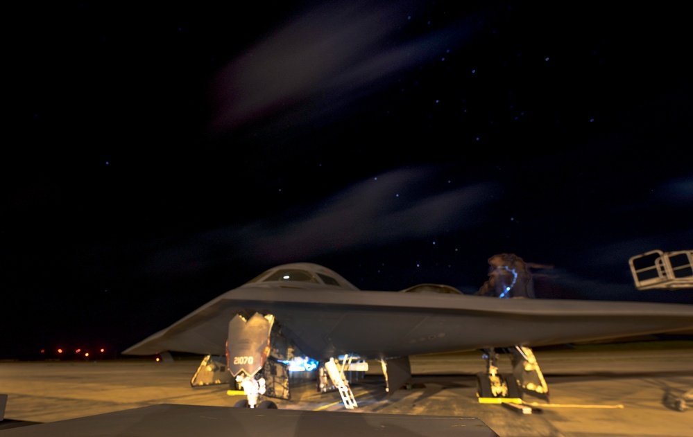 B-2 Spirit maintainers, pilots perform maintenance