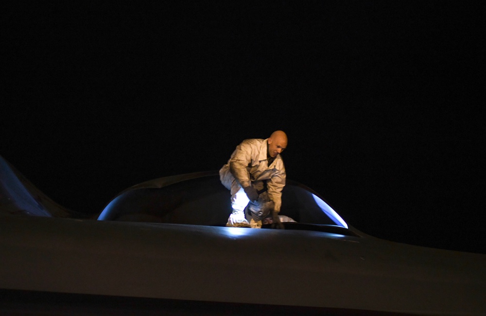 B-2 Spirit maintainers, pilots perform maintenance