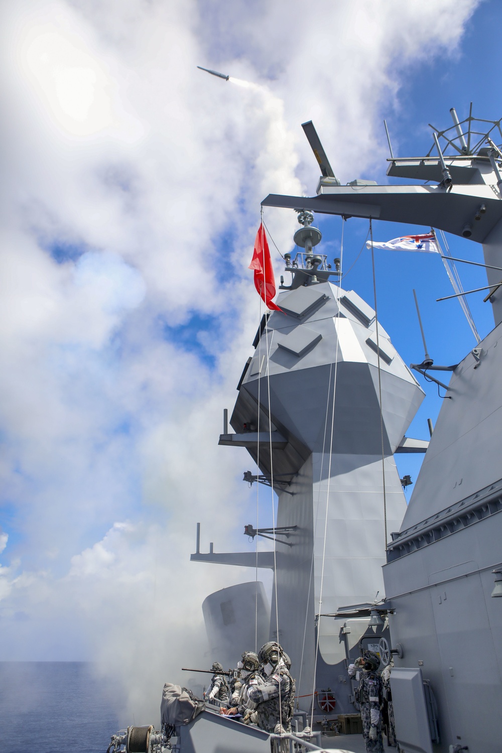 HMAS Arunta conducts missile life fire on RIMPAC