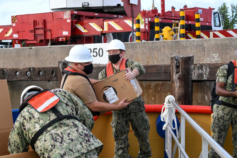 USS Greeneville (SSN 772) receives mail