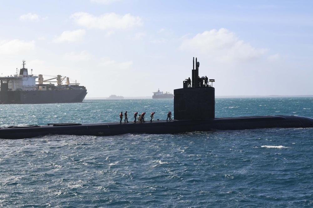 USS Greeneville (SSN 772) receives mail