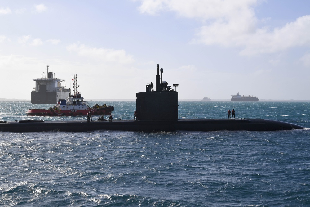 USS Greeneville (SSN 772) receives mail