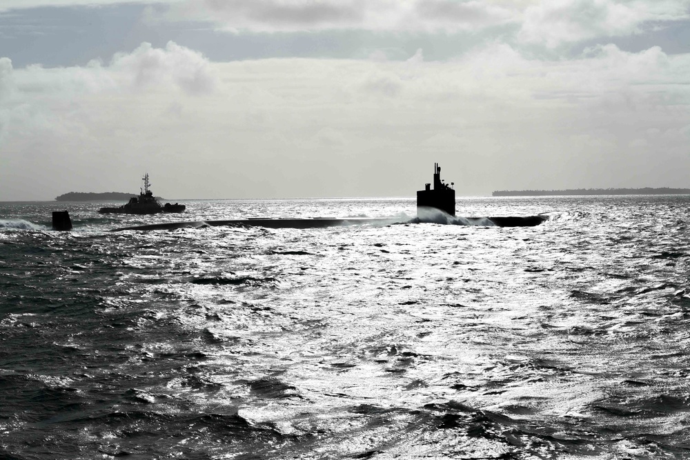 USS Greeneville (SSN 772) receives mail