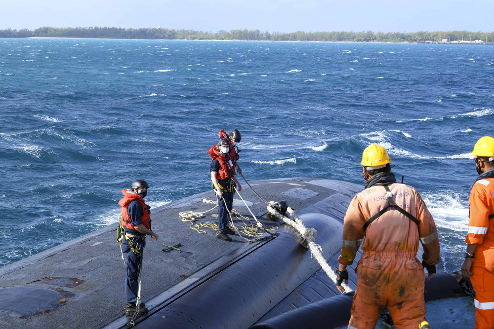 USS Greeneville (SSN 772) receives mail