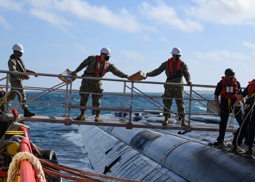 USS Greeneville (SSN 772) receives mail