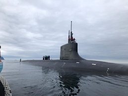 USS Seawolf (SSN 21) receives personnel