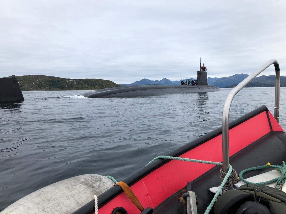 USS Seawolf (SSN 21) receives personnel