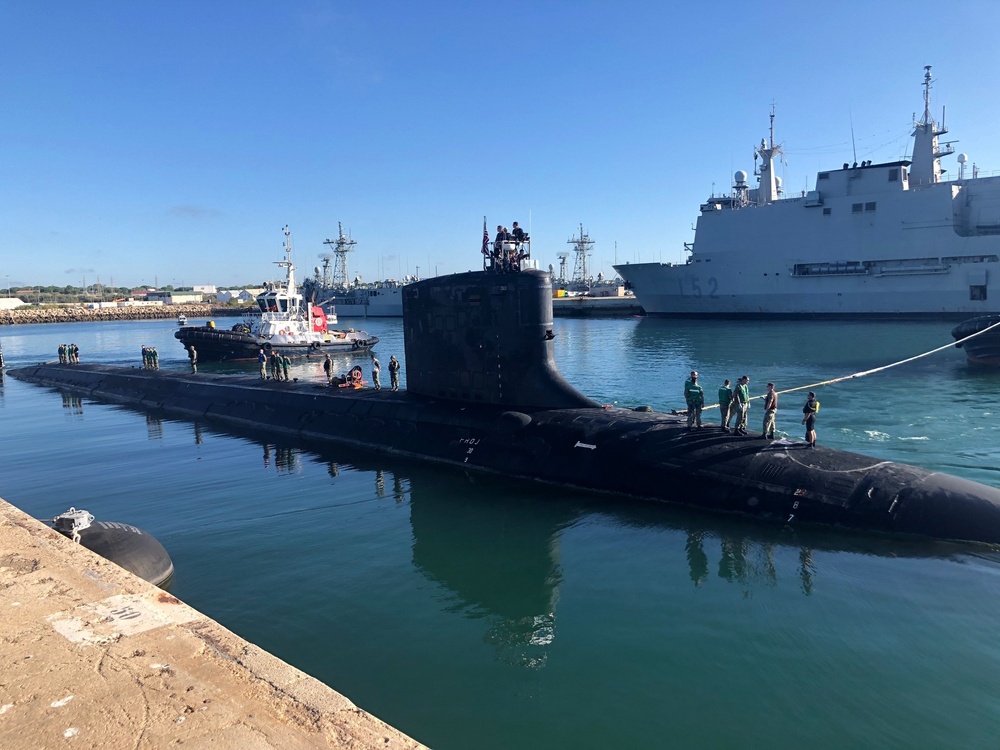 USS John Warner (SSN 785) conducted a brief stop for personnel