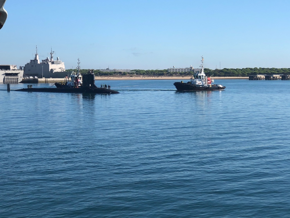 USS John Warner (SSN 785) conducted a brief stop for personnel