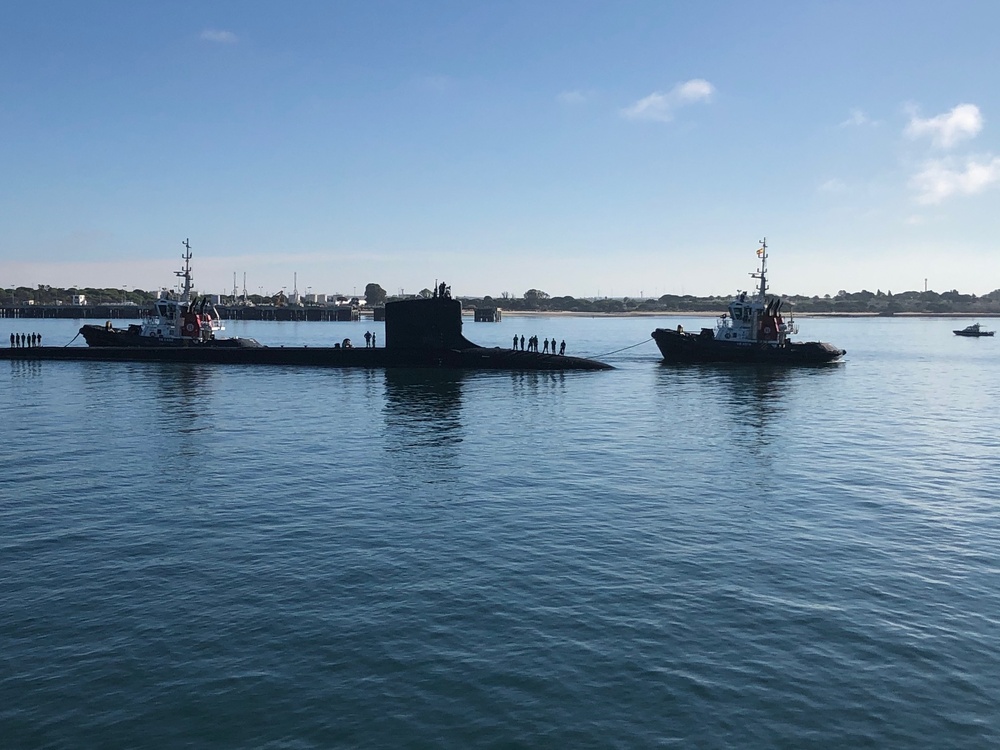 USS John Warner (SSN 785) conducted a brief stop for personnel