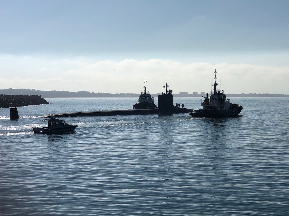 USS John Warner (SSN 785) conducted a brief stop for personnel