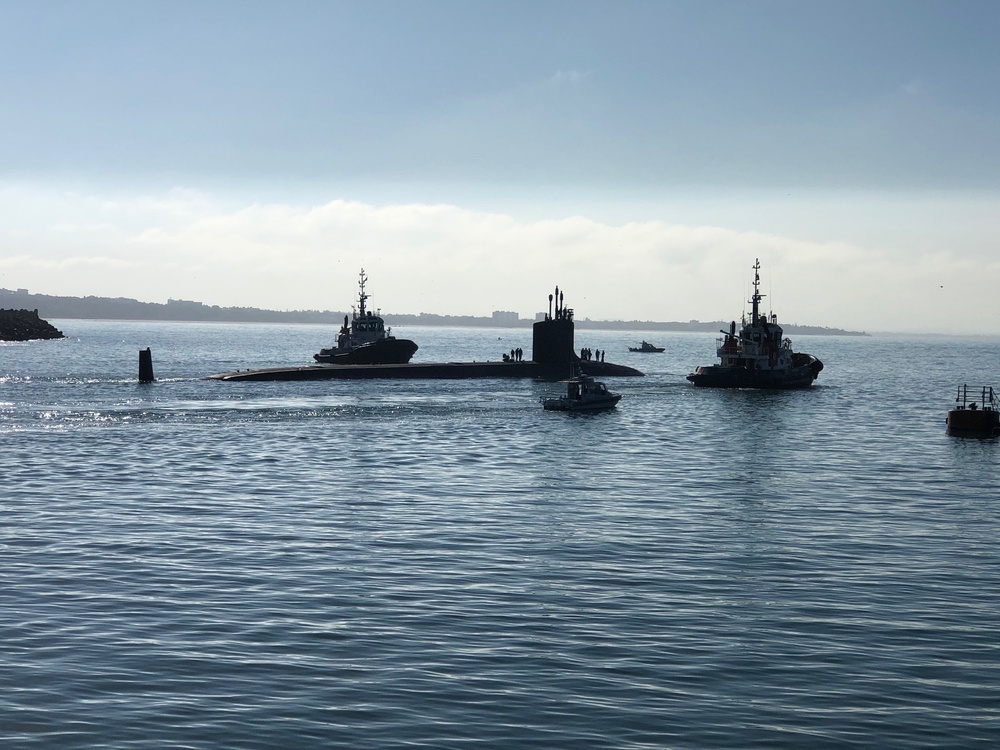 USS John Warner (SSN 785) conducted a brief stop for personnel