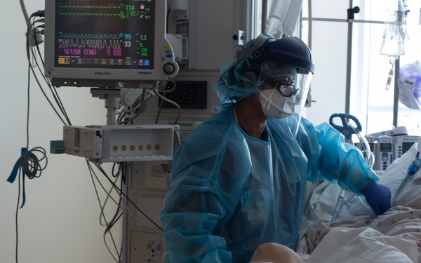 Air Force medical providers treat patients in Los Angeles ICU