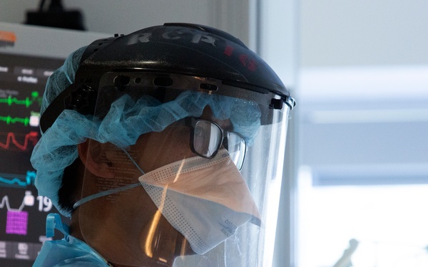 Air Force medical providers treat patients in Los Angeles ICU