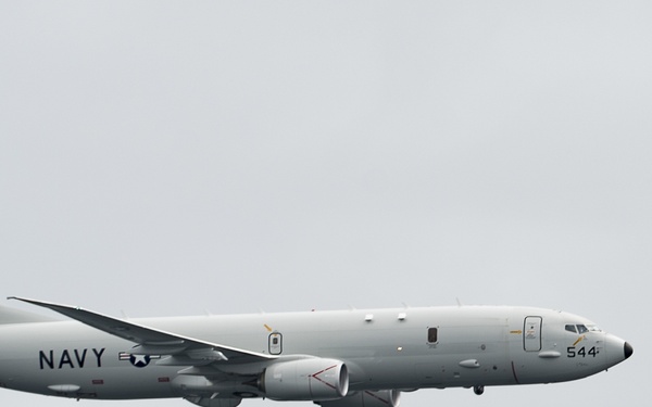 USS Carl Vinson (CVN 70) Oberves P-8 Poseidon Flyover