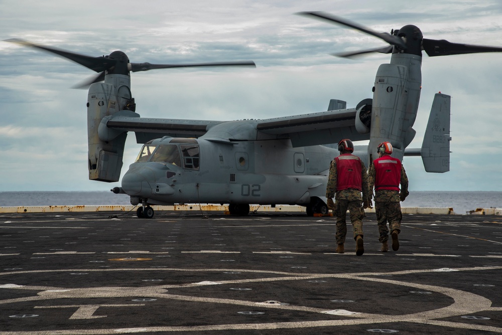 VMM-262 (REIN), 31st MEU fly onto USS New Orleans (LPD 18)