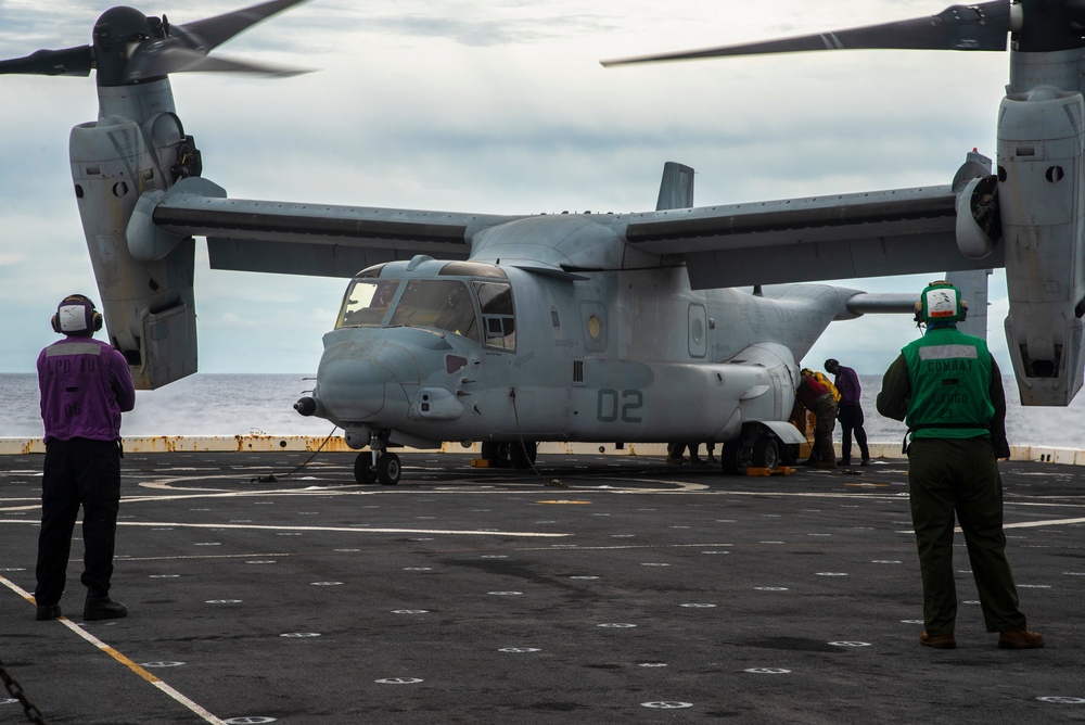 VMM-262 (REIN), 31st MEU fly onto USS New Orleans (LPD 18)