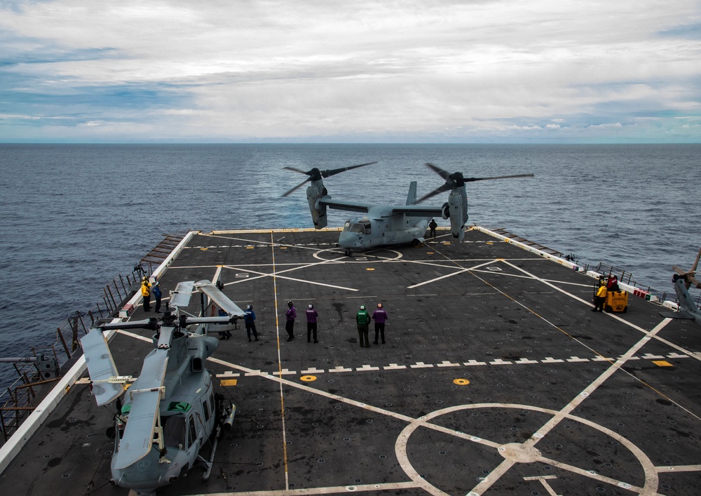 VMM-262 (REIN), 31st MEU fly onto USS New Orleans (LPD 18)