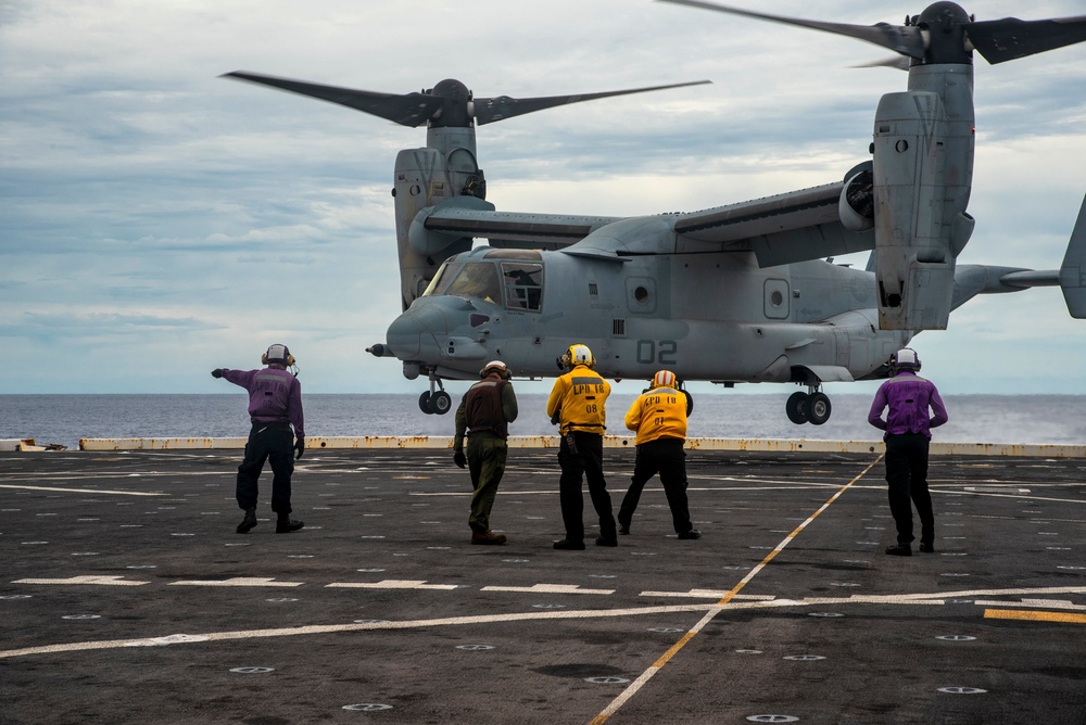 VMM-262 (REIN), 31st MEU fly onto USS New Orleans (LPD 18)