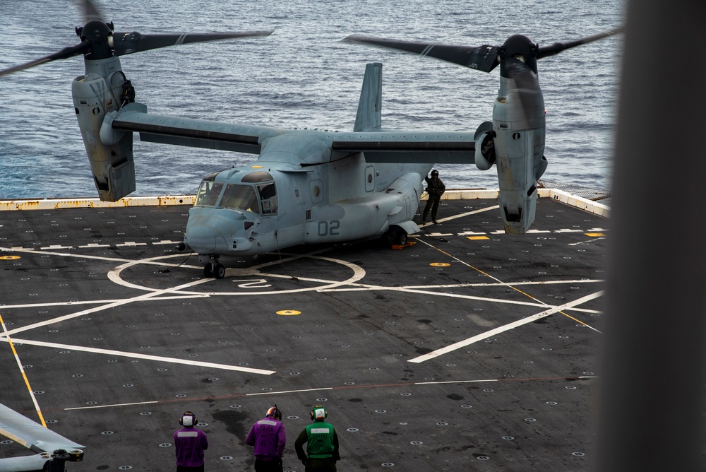 VMM-262 (REIN), 31st MEU fly onto USS New Orleans (LPD 18)