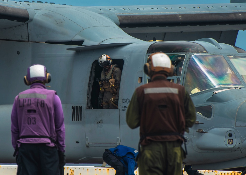 VMM-262 (REIN), 31st MEU fly onto USS New Orleans (LPD 18)