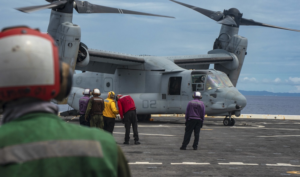 VMM-262 (REIN), 31st MEU fly onto USS New Orleans (LPD 18)