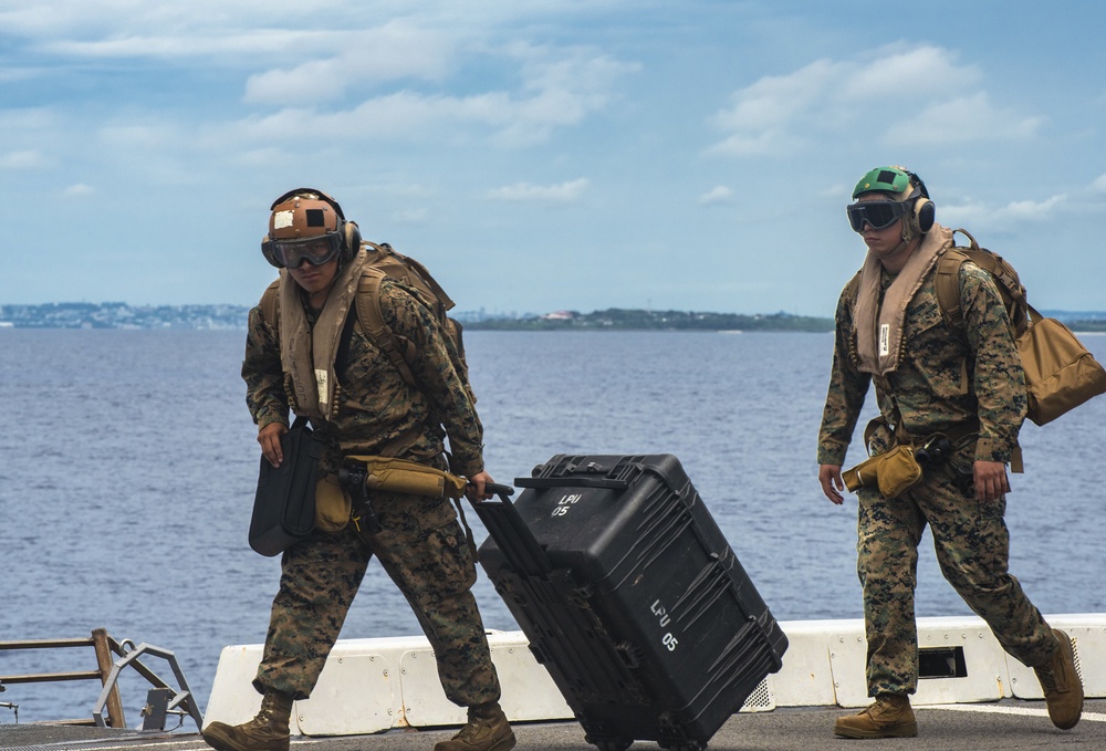 VMM-262 (REIN), 31st MEU fly onto USS New Orleans (LPD 18)