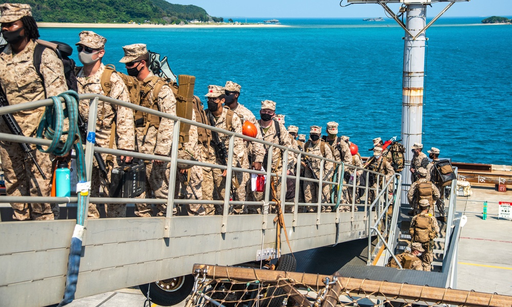 Welcome Aboard!: CLB-31, 31st MEU board USS New Orleans (LPD 18)