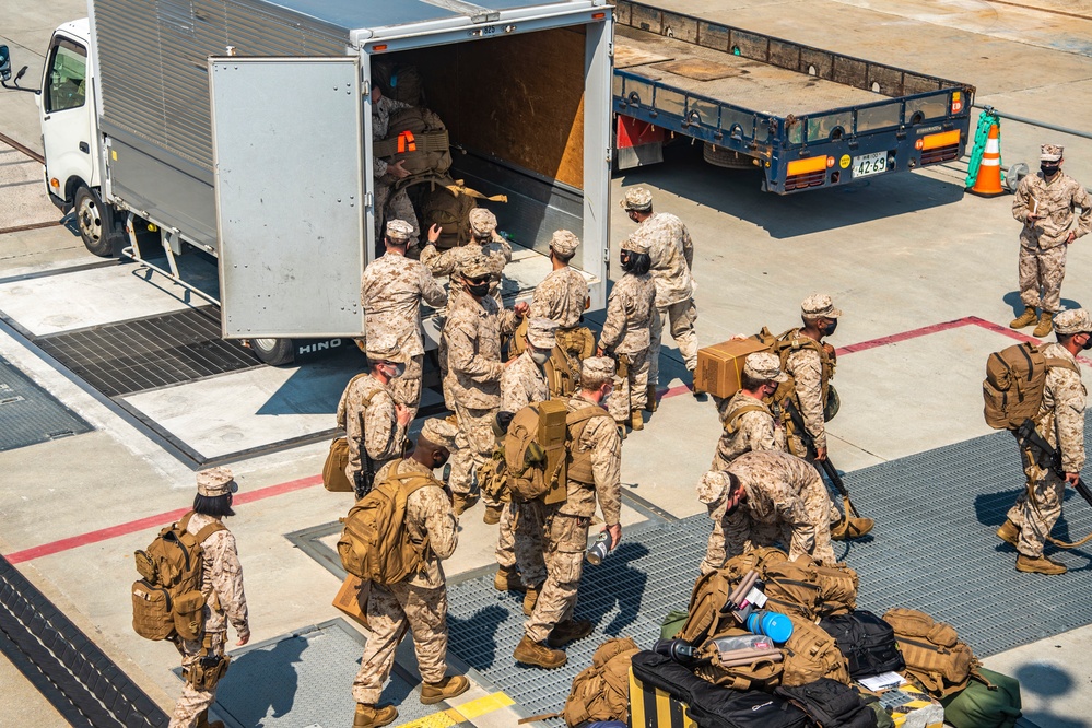 Welcome Aboard!: CLB-31, 31st MEU board USS New Orleans (LPD 18)