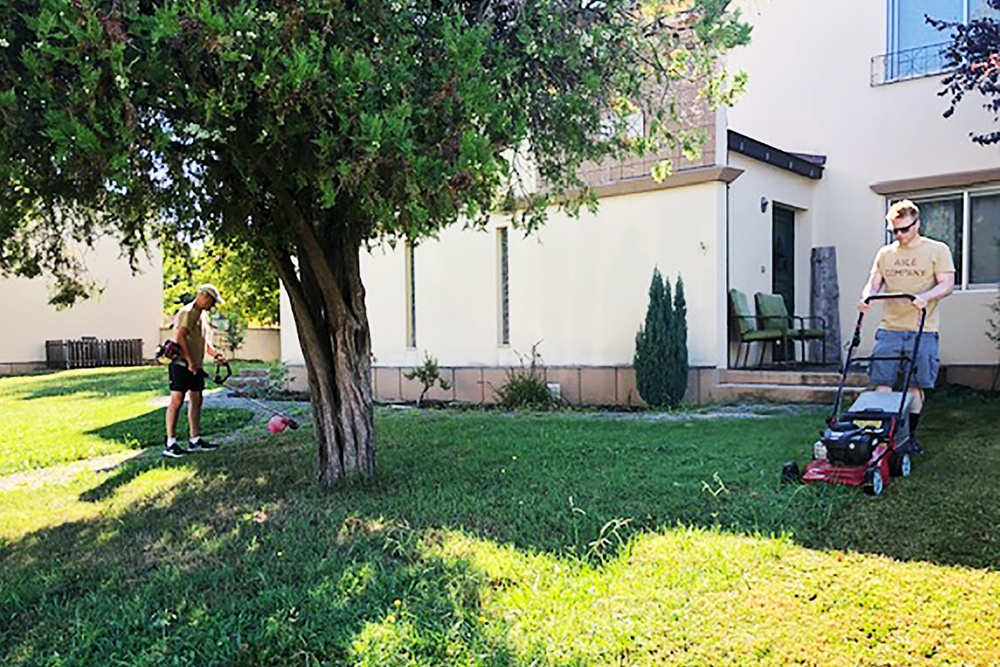 Soldiers lend a hand in Villaggio Army Family Housing