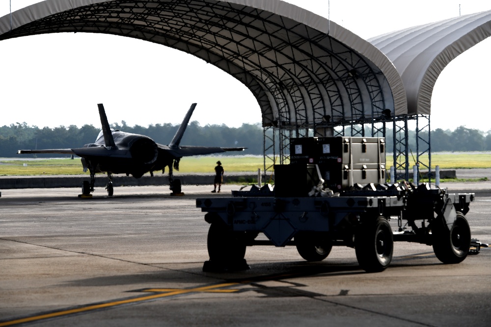 33rd FW trains with inert GBU-12 Paveway II bombs