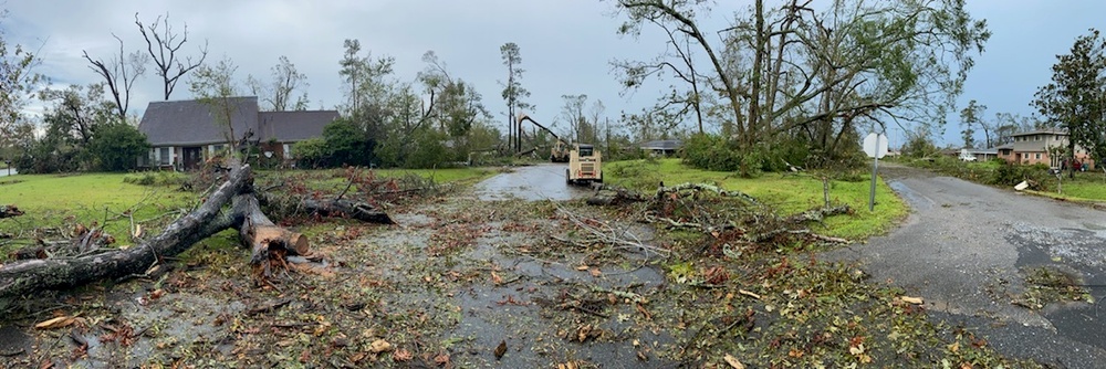 Louisiana National Guard Soldiers Clear Roads in Aftermath of Hurricane Laura