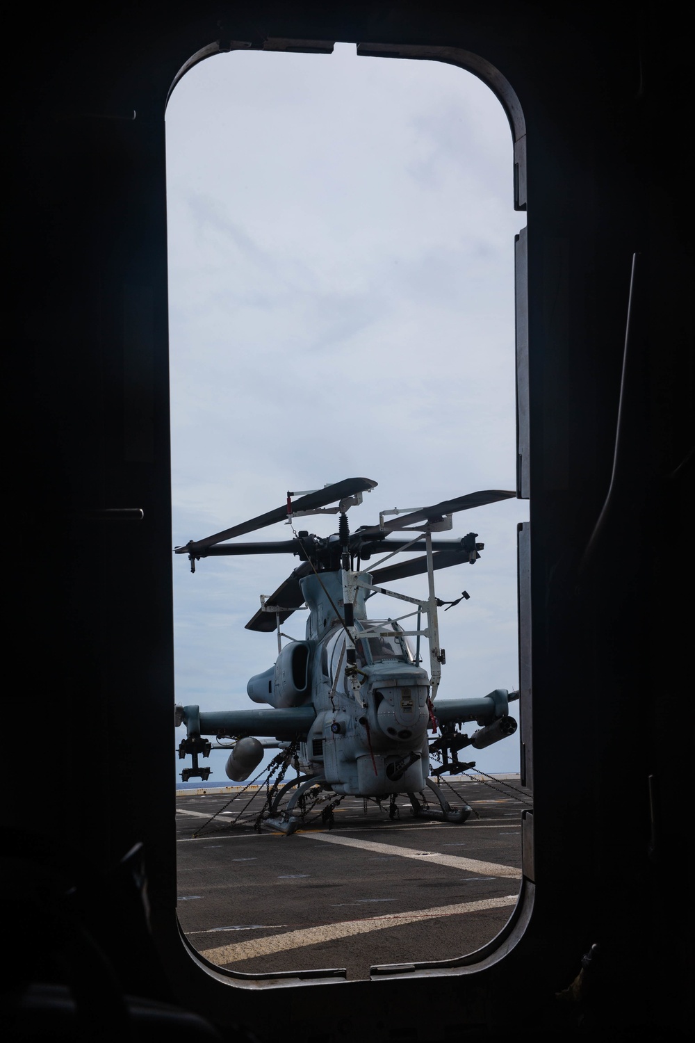 VMM-262 delivers ammunition to USS New Orleans (LPD 18)