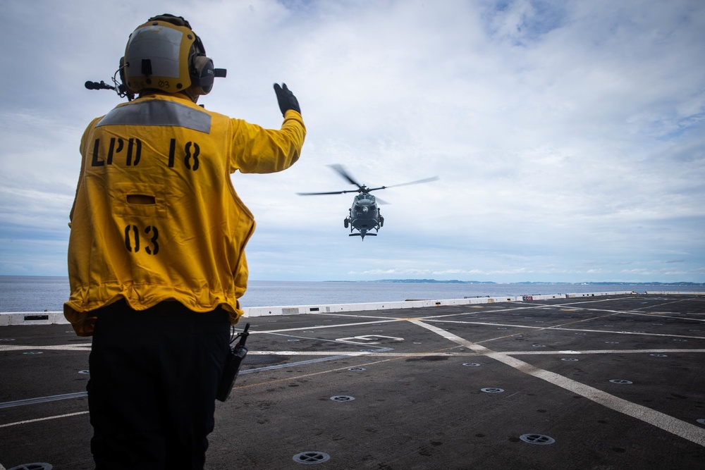 VMM-262 (REIN), 31st MEU fly onto USS New Orleans (LPD 18)