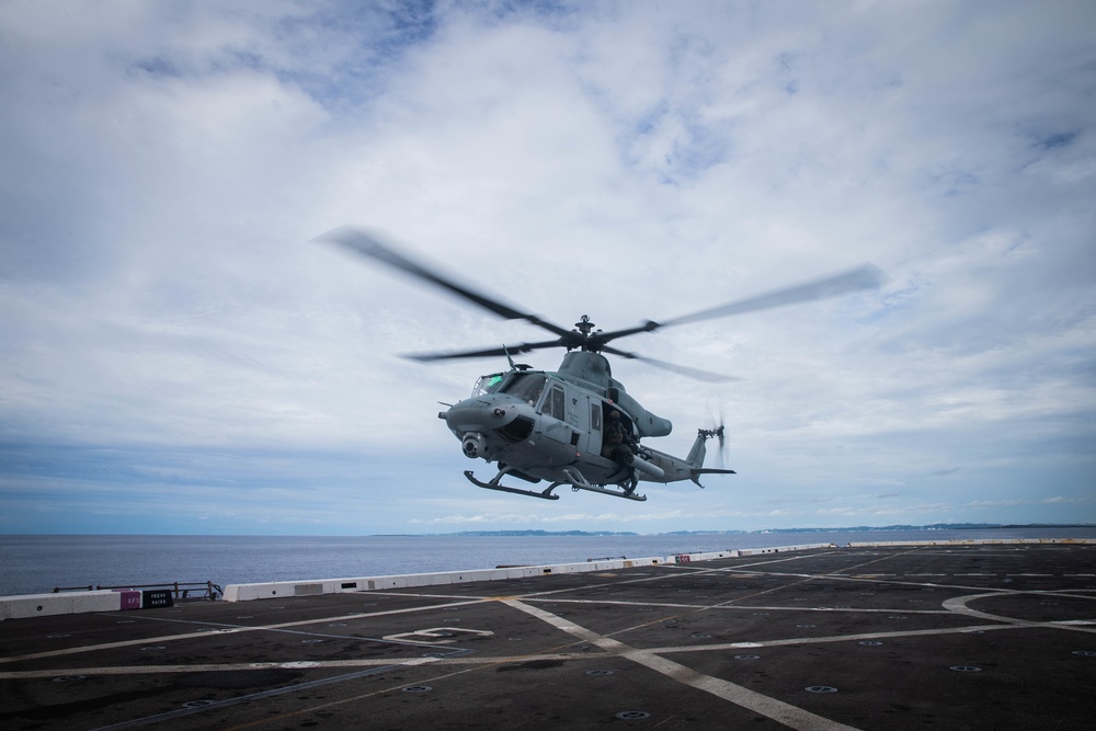 VMM-262 (REIN), 31st MEU fly onto USS New Orleans (LPD 18)