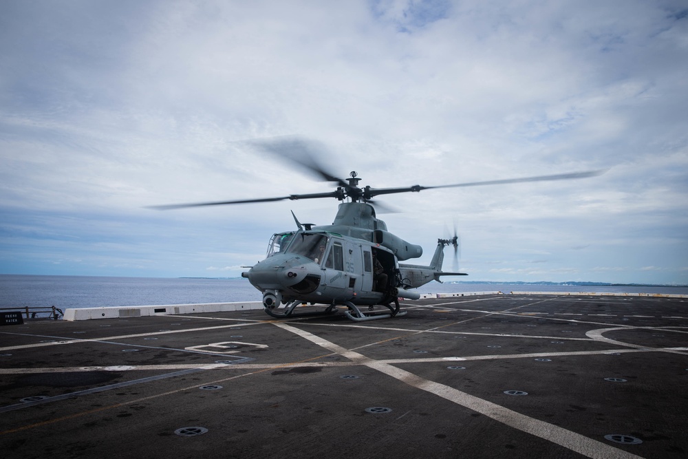 VMM-262 (REIN), 31st MEU fly onto USS New Orleans (LPD 18)