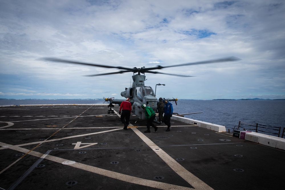 VMM-262 (REIN), 31st MEU fly onto USS New Orleans (LPD 18)