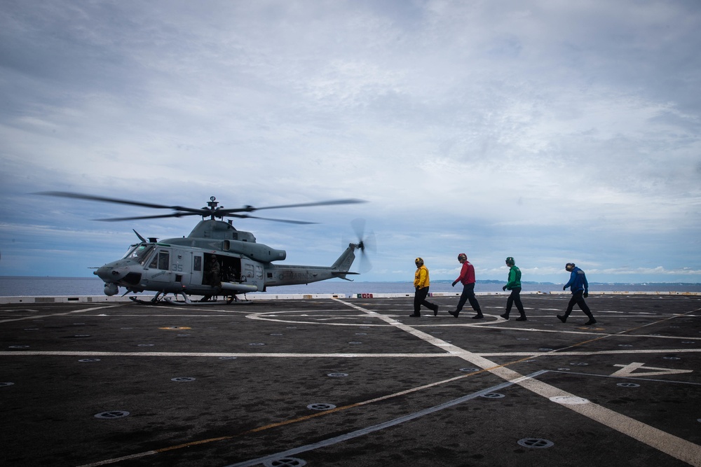 VMM-262 (REIN), 31st MEU fly onto USS New Orleans (LPD 18)