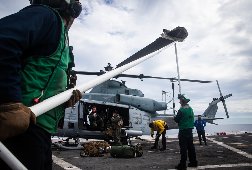 VMM-262 (REIN), 31st MEU fly onto USS New Orleans (LPD 18)