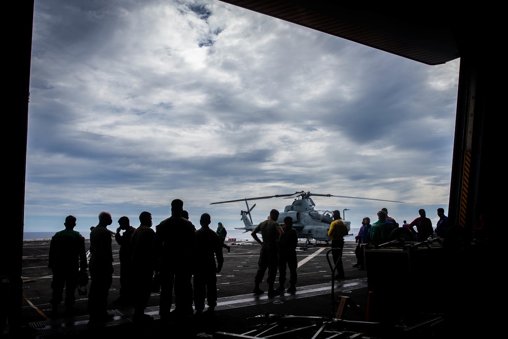 VMM-262 (REIN), 31st MEU fly onto USS New Orleans (LPD 18)