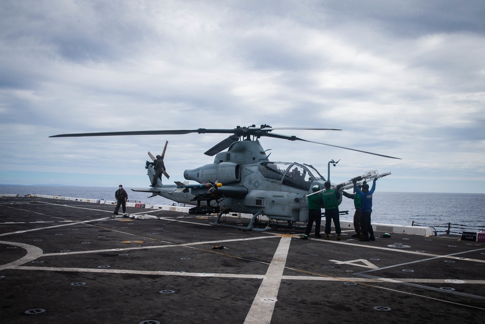 VMM-262 (REIN), 31st MEU fly onto USS New Orleans (LPD 18)