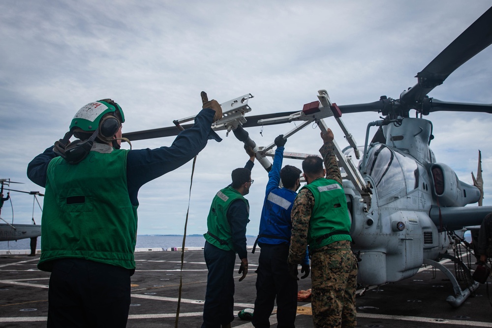 VMM-262 (REIN), 31st MEU fly onto USS New Orleans (LPD 18)