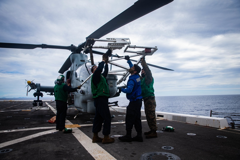 VMM-262 (REIN), 31st MEU fly onto USS New Orleans (LPD 18)