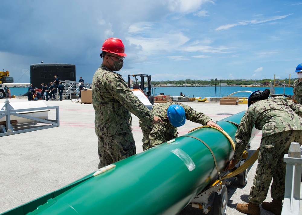 USS Frank Cable Conducts Ordnance Movement