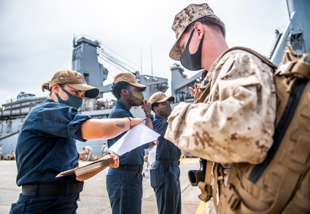 Marines with Battalion Landing Team, 2nd Battalion, 4th Marine Regiment, 31st Marine Expeditionary Unit Embark USS Germantown (LSD 42)