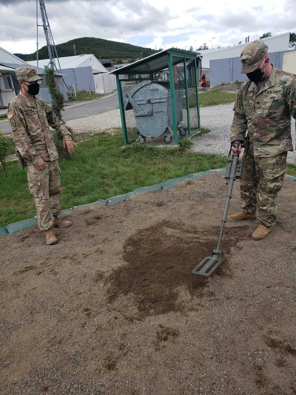 RC-E EOD and Maneuver Battalion conduct metal detector training